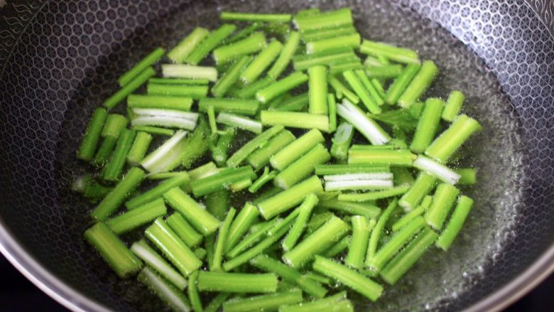 芹菜香菇北极虾小炒,锅中倒入适量的清水烧开后,放入少许盐和几滴食用油,把芹菜进行焯水,变色即可捞出。