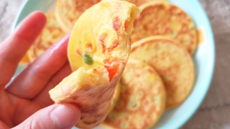 鸡蛋玉米饼,咬一口,软香好吃,口感特别好。