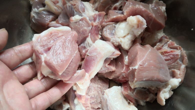 红烧大羊肉,大羊肉切块(不要切太小)。