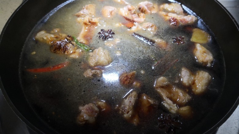 红烧大羊肉,加入调料(盐、冰塘、鲜酱油、老抽),并倒入清水,水位要超过羊肉。