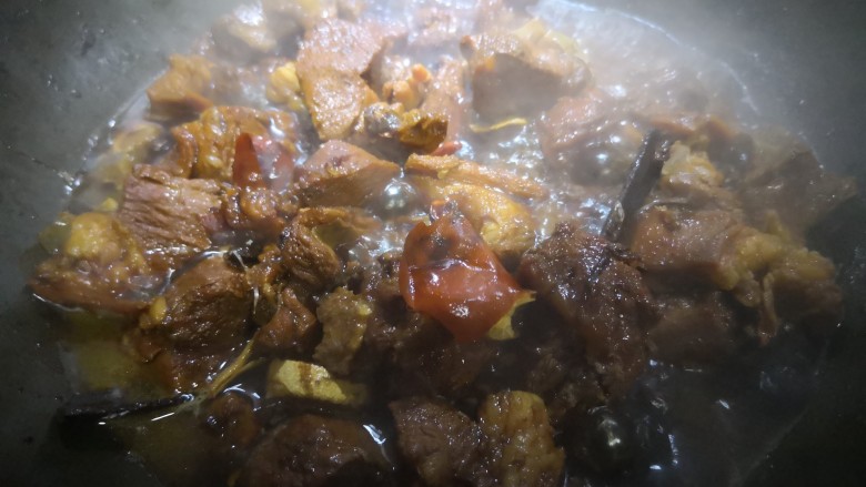 红烧大羊肉,收汁,汤汁不要太少,否则羊肉易老。
