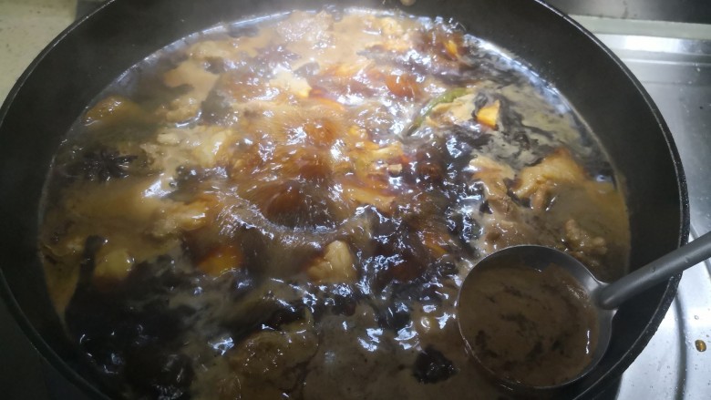 红烧大羊肉,大火煮开后,去除血沫。