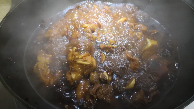 红烧大羊肉,看一下汤汁,尝一下咸淡。