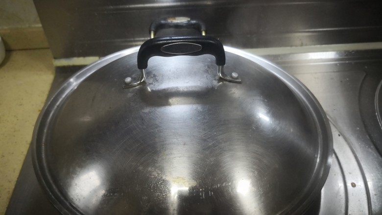 红烧大羊肉,盖锅,大火烧20分钟。