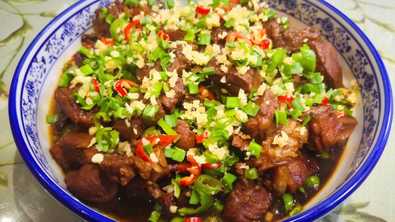 红烧大羊肉,撒上事先准备好的(姜、大蒜叶、辣椒),既可食用,要热吃,口感会更好。