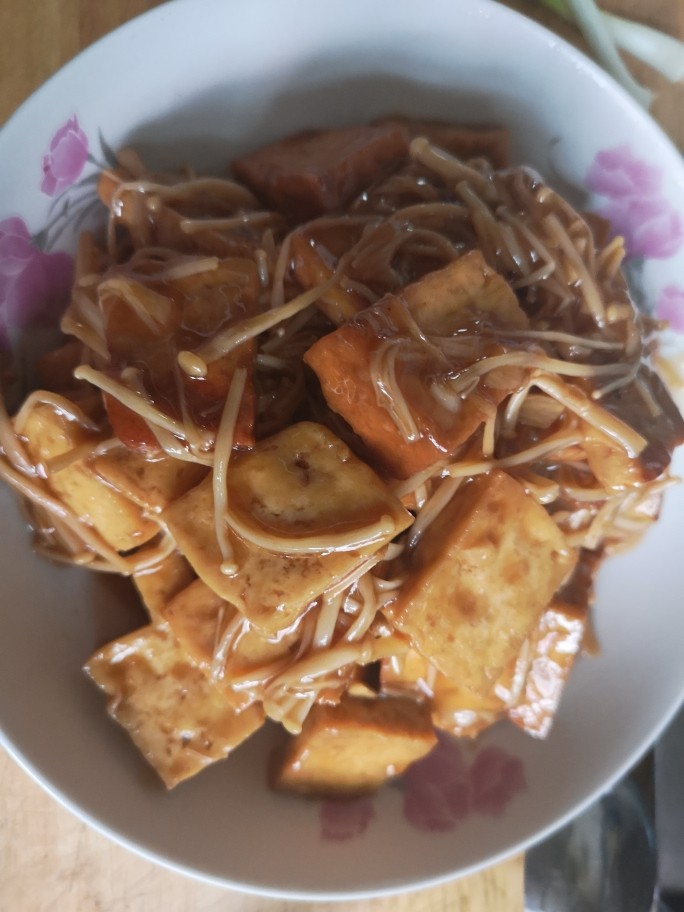 金针菇豆腐煲,挂汁后，出锅