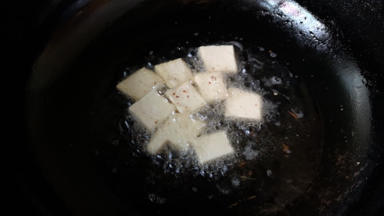 金针菇豆腐煲,油五成热,放入锅中。