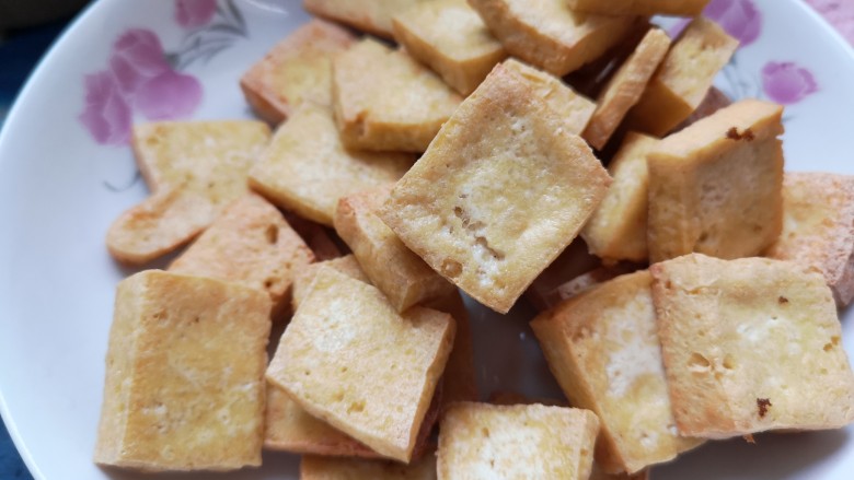 金针菇豆腐煲,两面炸至金黄,捞出待用。
