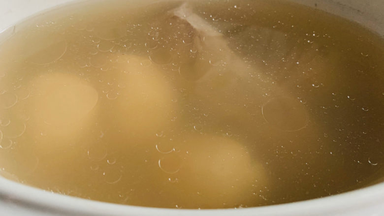 芋头炖排骨,时间到,打开锅盖加少许盐;