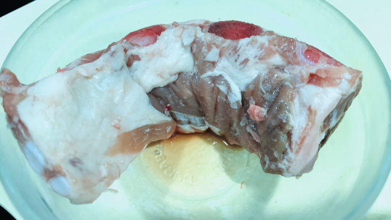 芋头炖排骨,新鲜<a style='color:red;display:inline-block;' href='/shicai/ 434'>排骨</a>洗净;