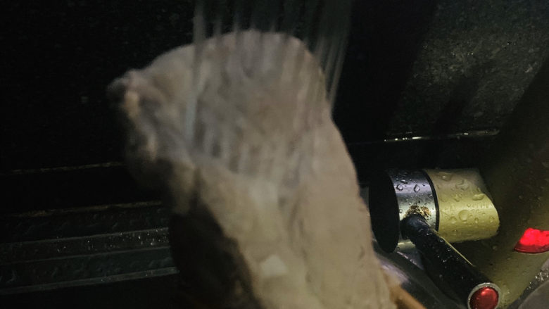 芋头炖排骨,捞出,冲洗干净;