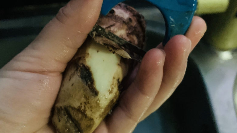 芋头炖排骨,边削皮边冲水,避免芋头粘液粘皮肤,会痒;