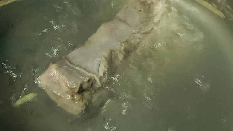 芋头炖排骨,排骨焯沸水;