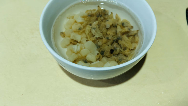 香菇豆腐汤,用水泡发,泡20分钟即可;
