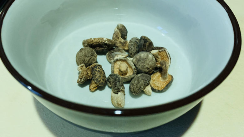 香菇豆腐汤,干袖珍菇1小把;
