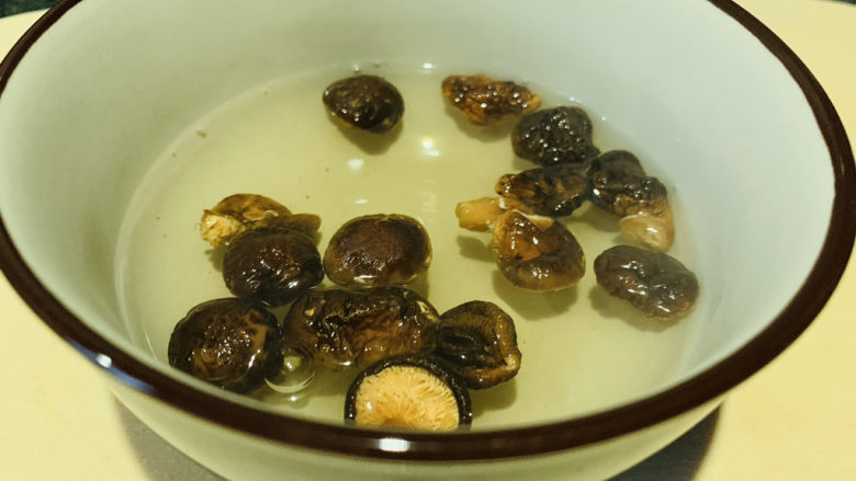 香菇豆腐汤,用水泡发;