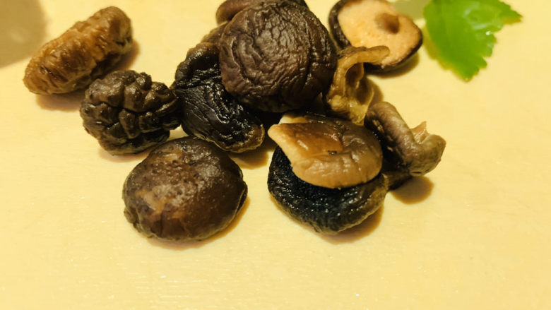 香菇豆腐汤,剪好洗净的香菇;