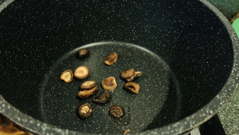 香菇豆腐汤,锅加点油,把香菇炒香;