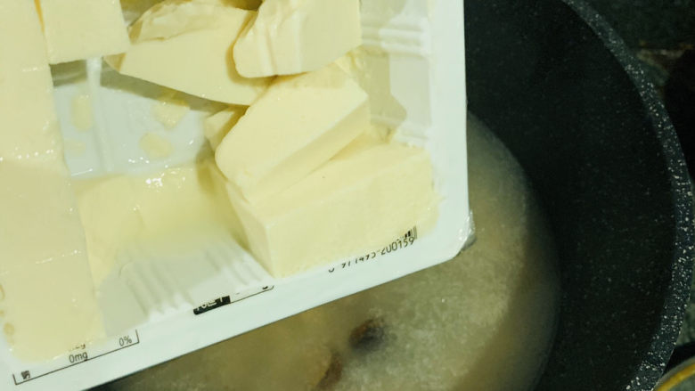香菇豆腐汤,加入内脂豆腐;