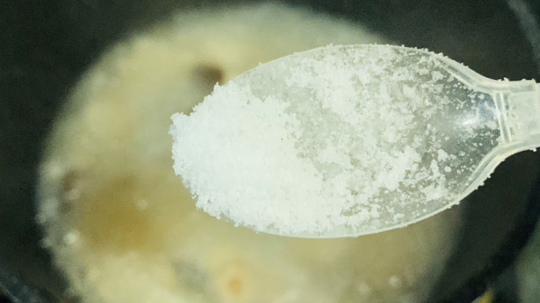 香菇豆腐汤,转大火煮开,加少许盐;