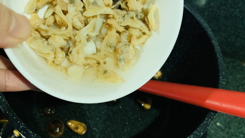香菇豆腐汤,加泡发好的干贝和蛤蜊干一起炒香;
