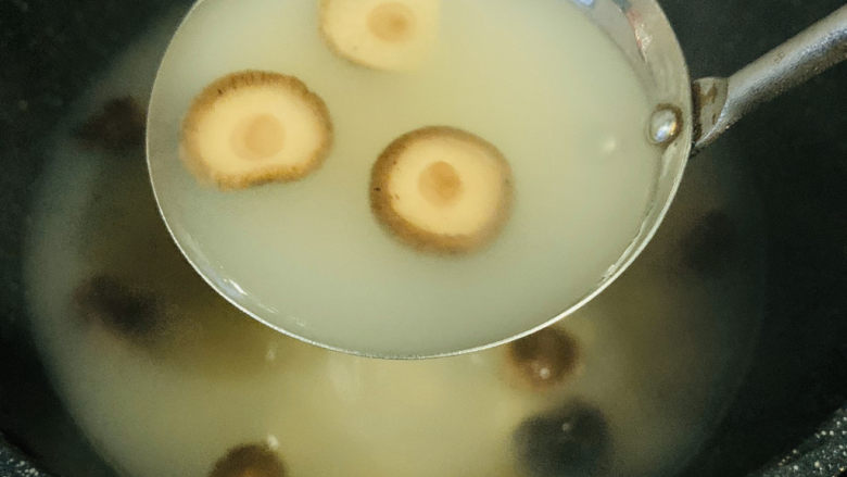 香菇豆腐汤,汤熬乳白色;