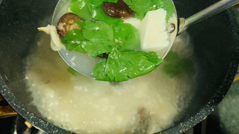 香菇豆腐汤,煮沸一会出锅;