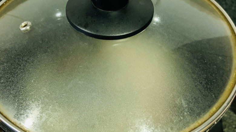 香菇豆腐汤,盖住锅盖,大火烧开,转中小火熬15分钟;