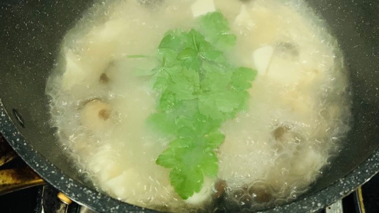 香菇豆腐汤,加芹菜叶;