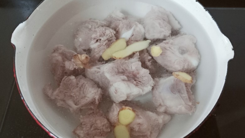 芋头炖排骨,把排骨,生姜都放入锅里,加清水。