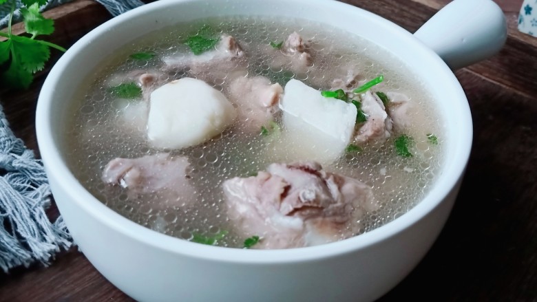 芋头炖排骨,毛头炖排骨是一道家常菜肴,虽然做法简单,但是营养丰富!
