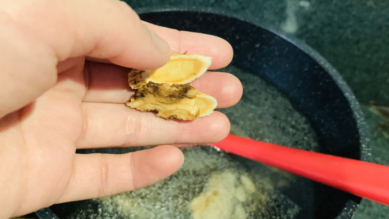 当归黄芪乌鸡汤,加黄芪,当归,红枣;