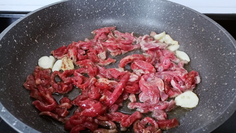 黑胡椒牛柳,锅里放油,油热放牛肉丝大火翻炒。