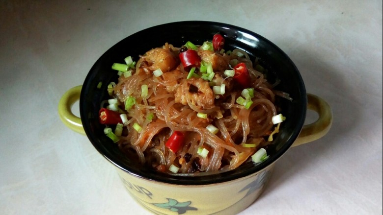 扇贝粉丝煲,盛入煲中,撒上葱花。