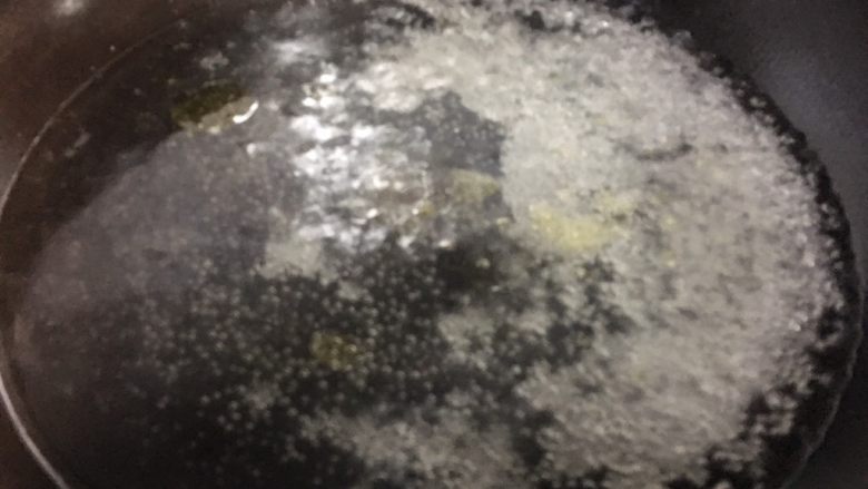 胡萝卜炒木耳,锅里放入适量的水烧开,加入盐和少许油