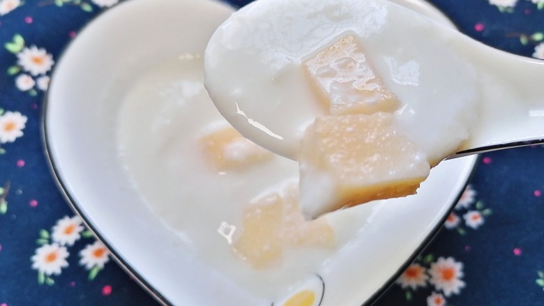 苹果布丁,来张近图,一道嫩滑爽口的苹果布丁就完成了。