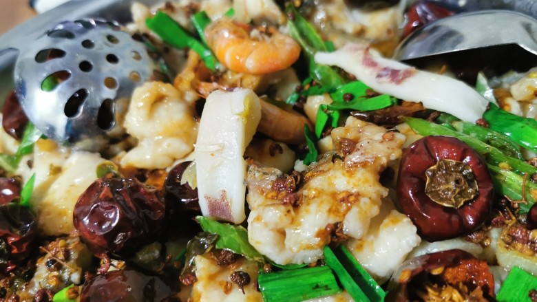 美味的水煮鱼,青菜烫熟后,装盘!!这时候,把鱼片丢入锅一烫熟(约3分钟)!装盘