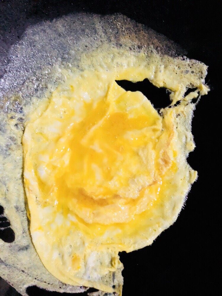 芹菜炒胡萝卜,握住锅柄摇晃均匀,也可以用锅铲拨弄均匀