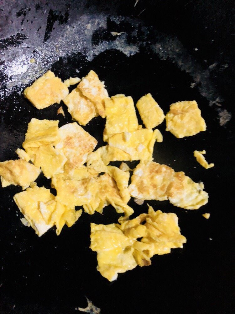 芹菜炒胡萝卜,再横切成块,盛起备用