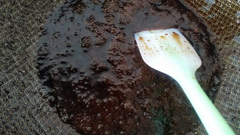 东坡肉,肉取出,肉皮朝放碗里码好,汤汁再熬下