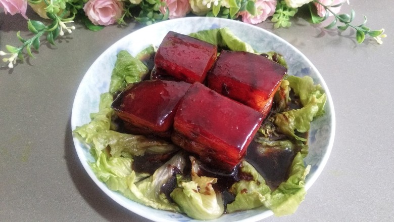 东坡肉,肉蒸30分钟,取出,肉皮朝上放盘中,淋上汁