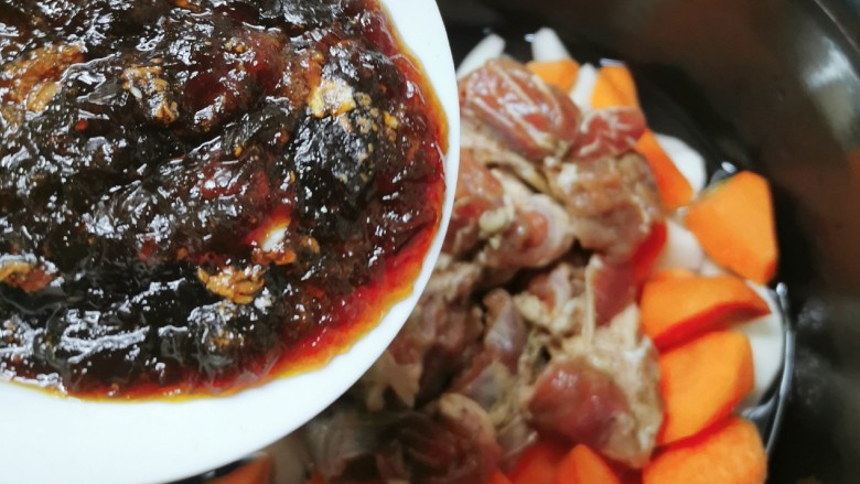 胡萝卜炖羊肉,加入老汤 没有老汤可用生抽 老抽 蚝油十三香粉取代