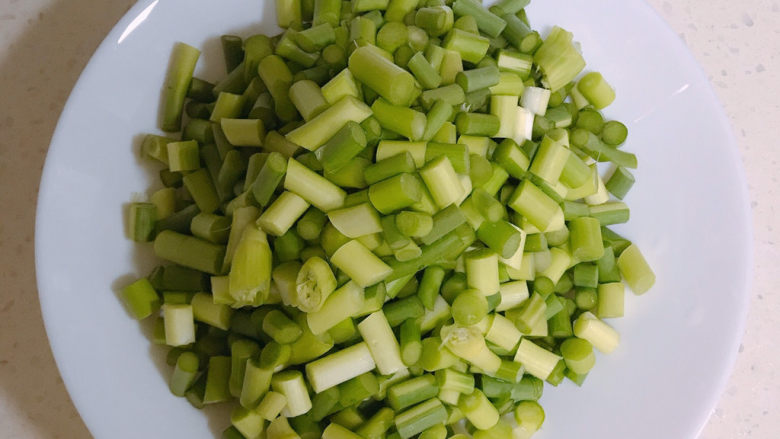 蒜苔炒腊肠,<a style='color:red;display:inline-block;' href='/shicai/ 146'>蒜苔</a>洗干净切粒