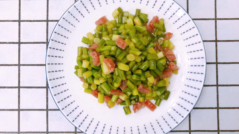 蒜苔炒腊肠,翻炒均匀就可以了。