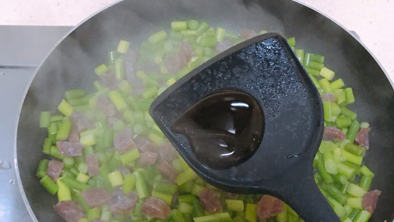 蒜苔炒腊肠,蒜苔变色后加入少许蚝油。