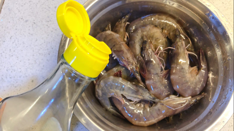 油焖大虾,加入适量盐和料酒腌10分钟后清洗干净,沥干水分。
