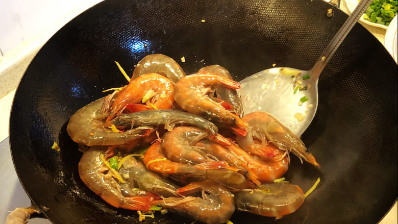 油焖大虾,放入大虾,大火翻炒至变色。