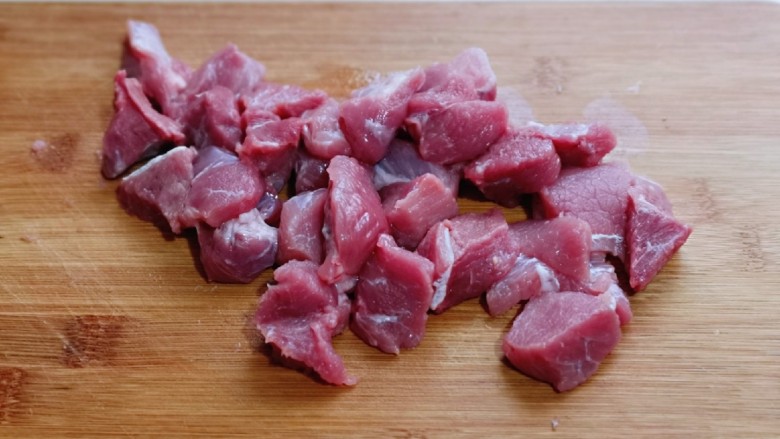 鲜肉饼,准备做肉馅,首先将肉洗干净,再切小块。放入绞肉机中启动将肉搅碎。