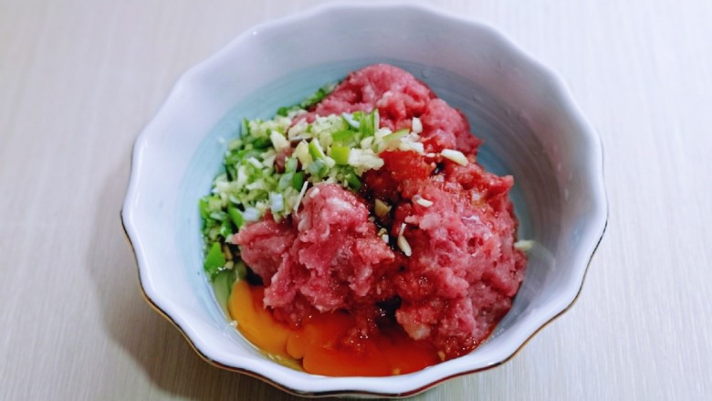 鲜肉饼,再加入切好的葱姜蒜末,搅拌均匀备用。