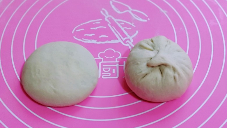 鲜肉饼,如包子手法包起来,捏紧,收口朝下,轻轻按扁。